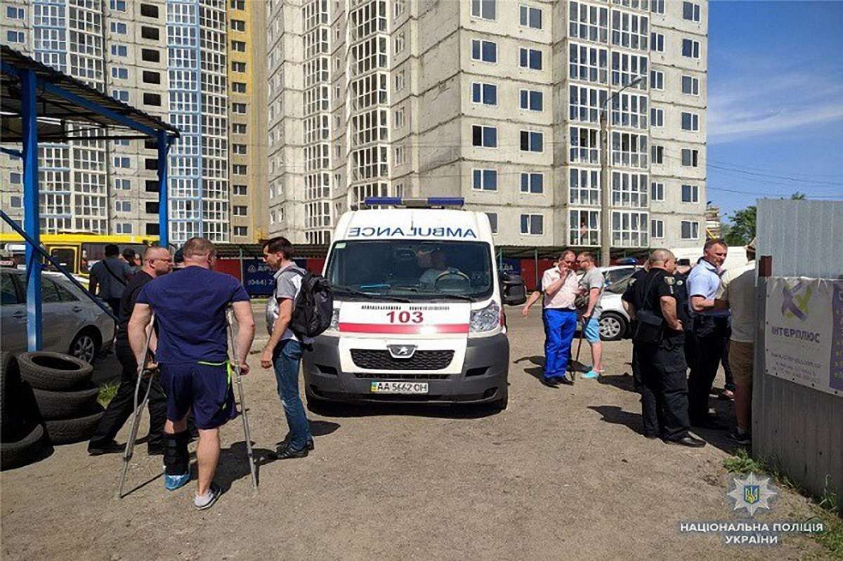 У стрілянині на автостоянці в Києві поранено працівника СБУ