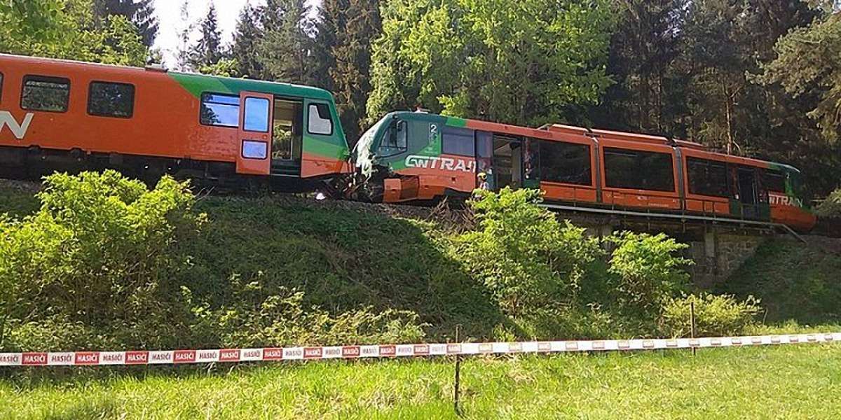 У Чехії внаслідок помилки машиніста зіткнулися два потяги, 14 людей постраждали