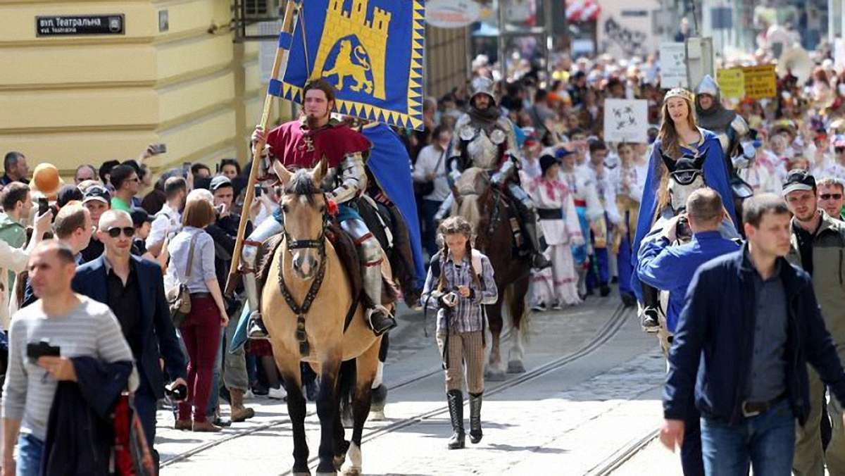 В суботу центр Львова на дві години перекриють для транспорту через парад до Дня міста 