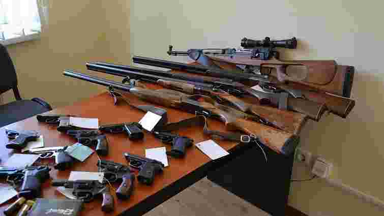 Мешканці Львівщини за місяць добровільно здали поліції близько трьох сотень одиниць зброї