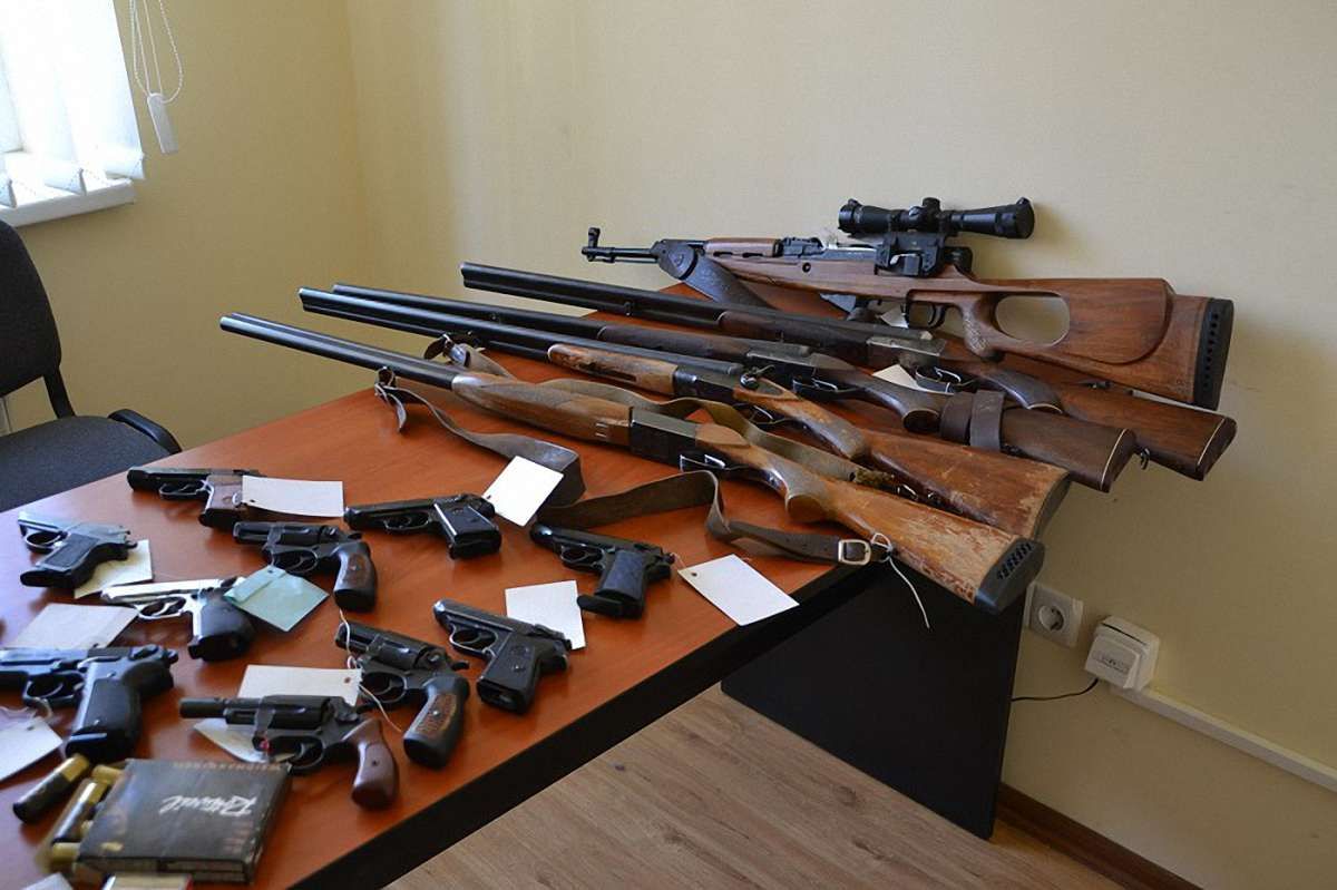 Мешканці Львівщини за місяць добровільно здали поліції близько трьох сотень одиниць зброї