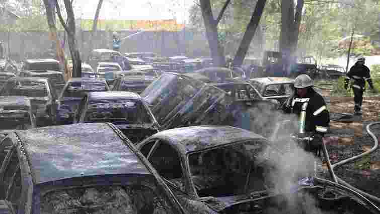 У пожежі на штрафмайданчику в Києві згоріли 54 автомобілі