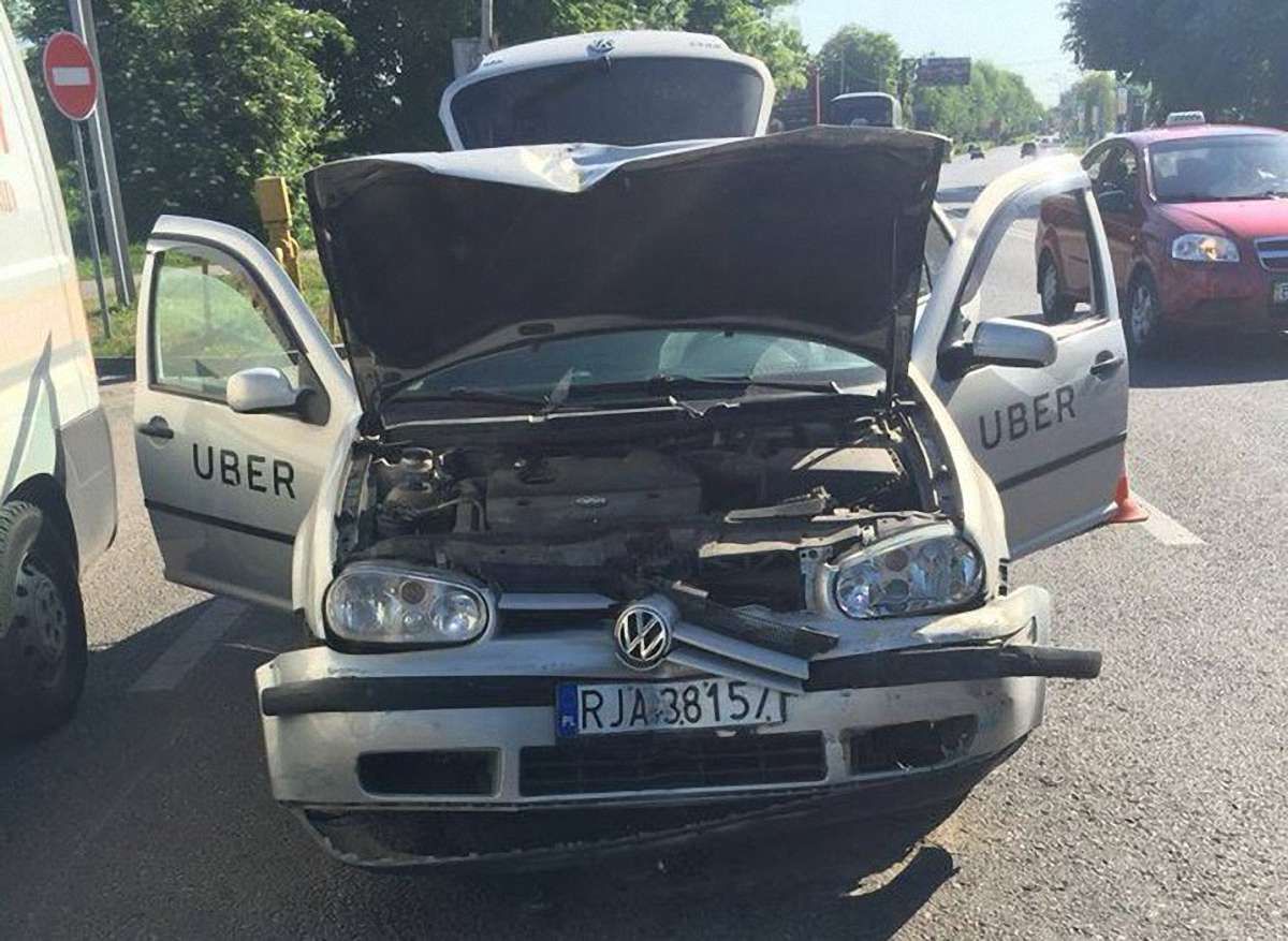 На вул. Липинського авто Uber в’їхало в маршрутку, постраждала пасажирка таксі 