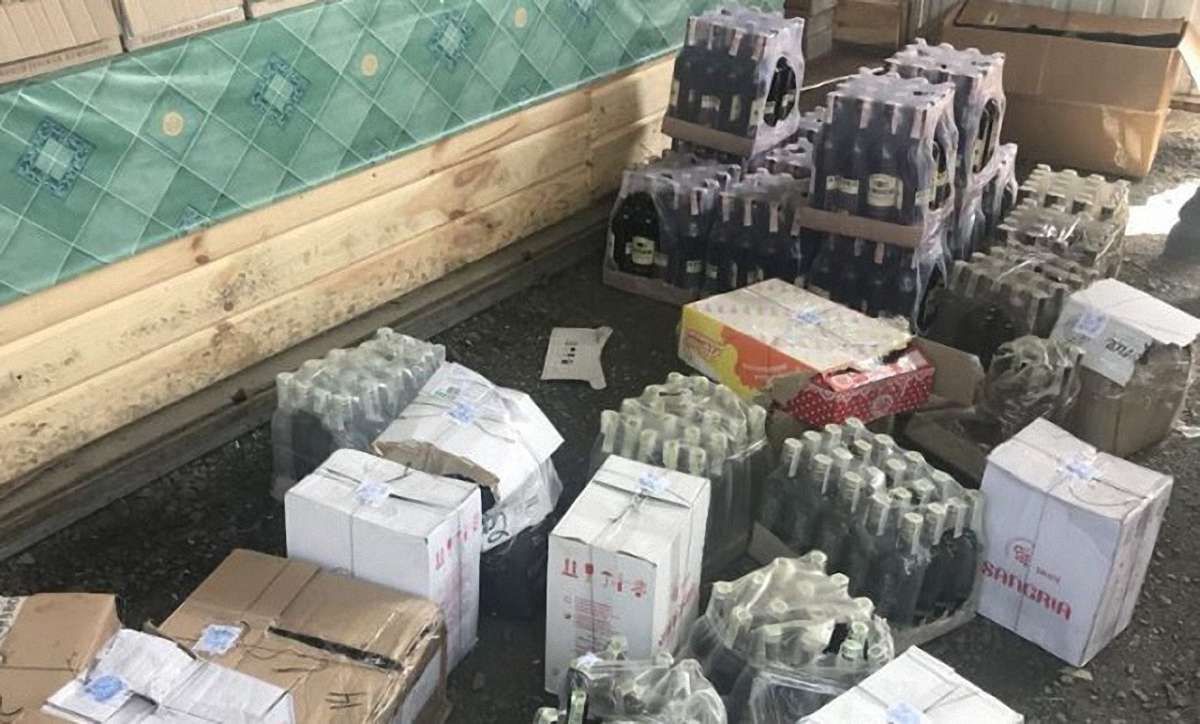 У жителів прикордонного селища на Волині вилучили понад тонну контрафактного алкоголю