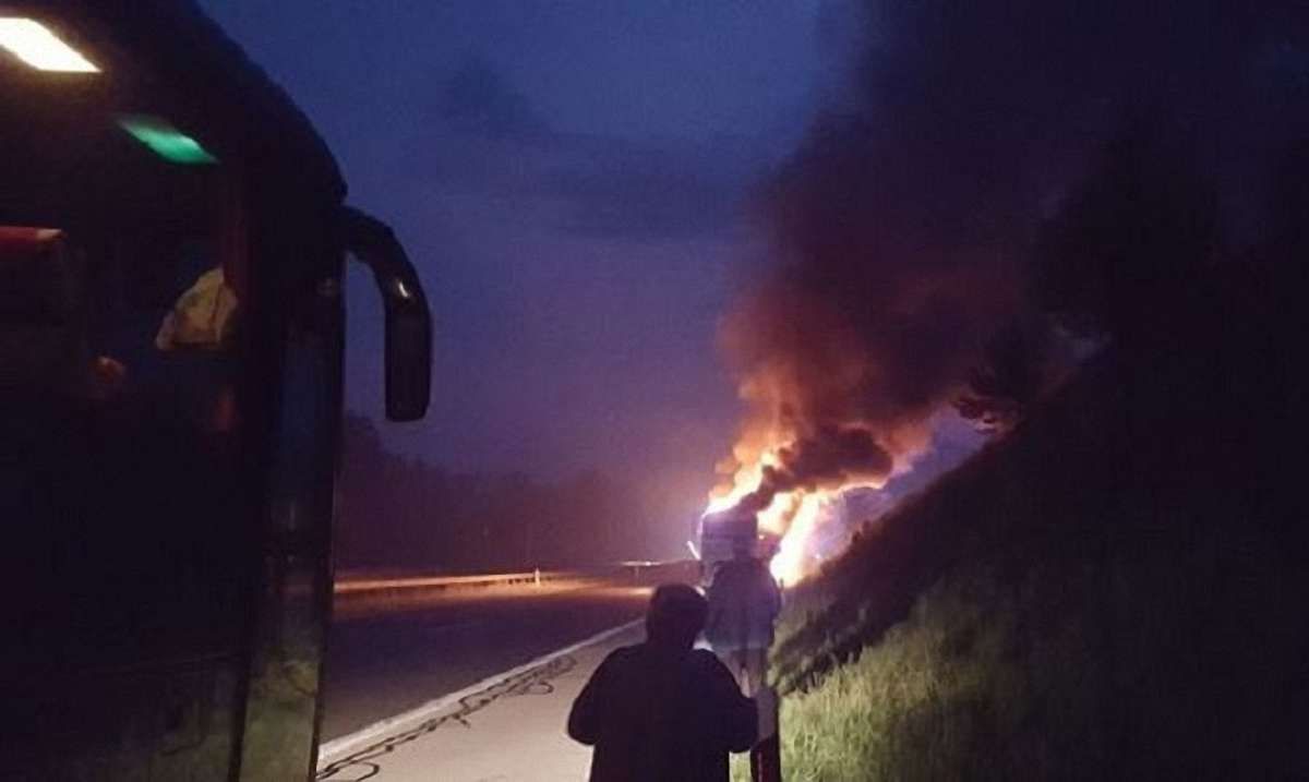 У Хорватії на трасі загорівся автобус із польськими паломниками