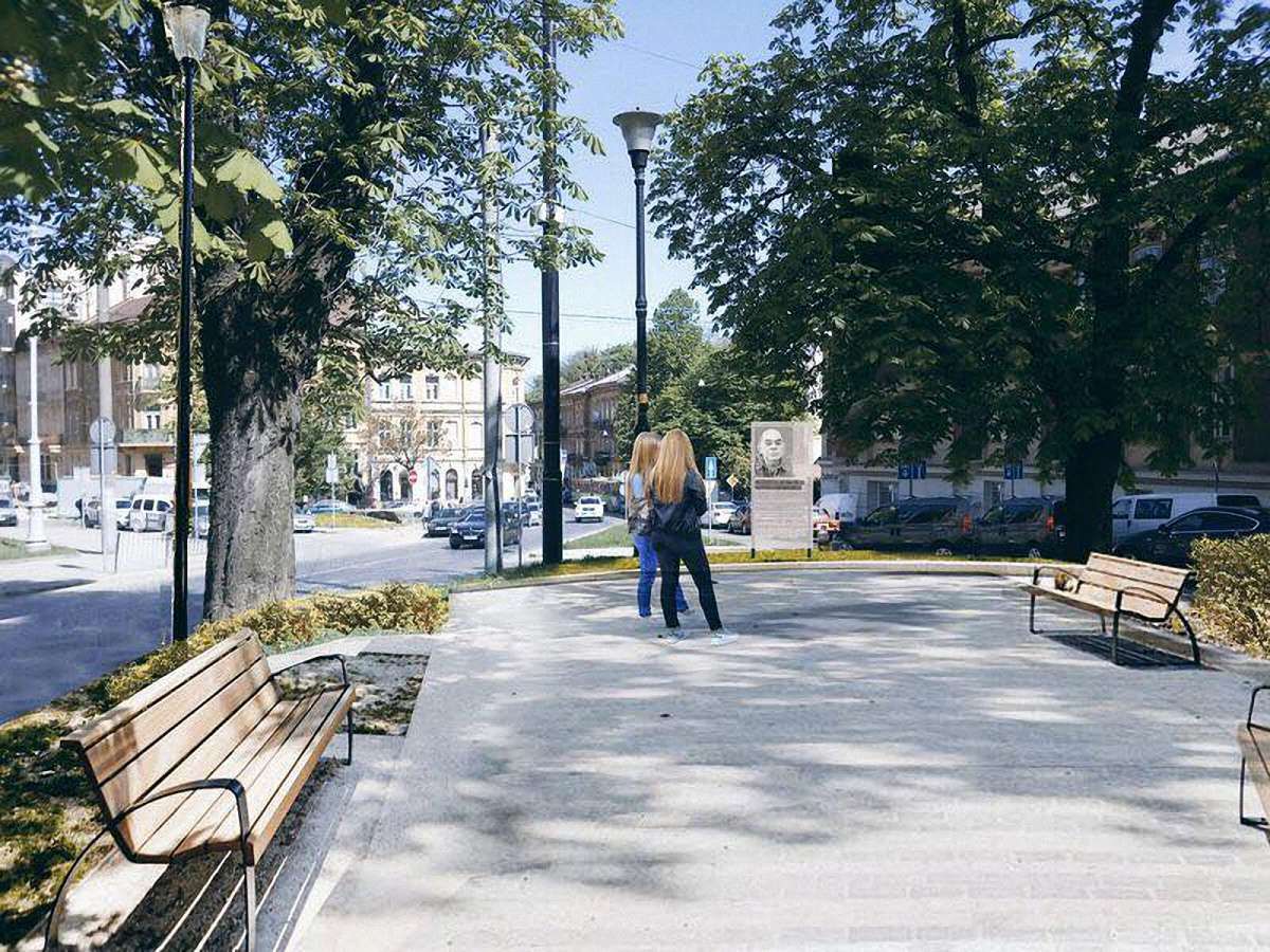 У Львові відремонтують площу Яцека Куроня