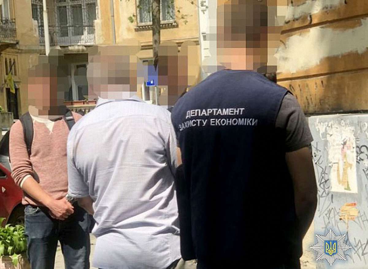 У Львові затримали адвоката на хабарі у $5 тис.