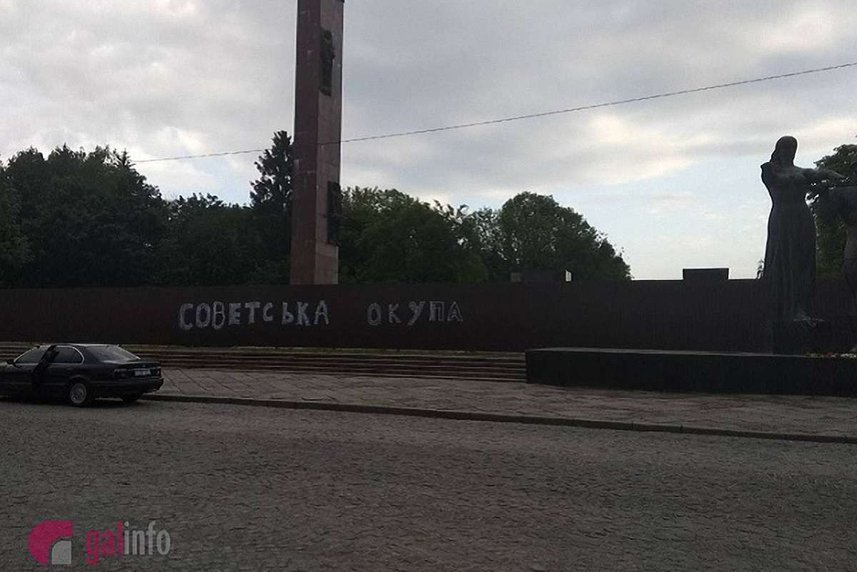 Поліція затримала хуліганів, що обписали паркан біля Монумента Слави у Львові