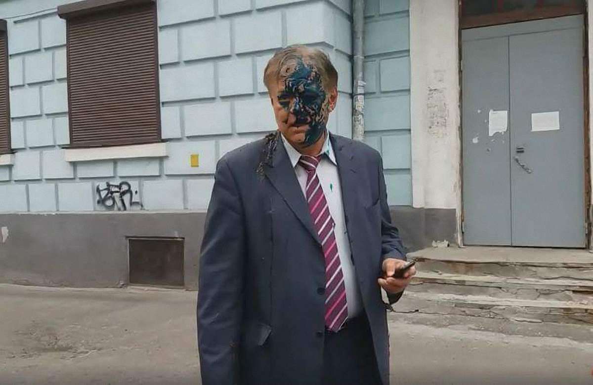 Керівника російського центру науки в Києві облили зеленкою та фекаліями