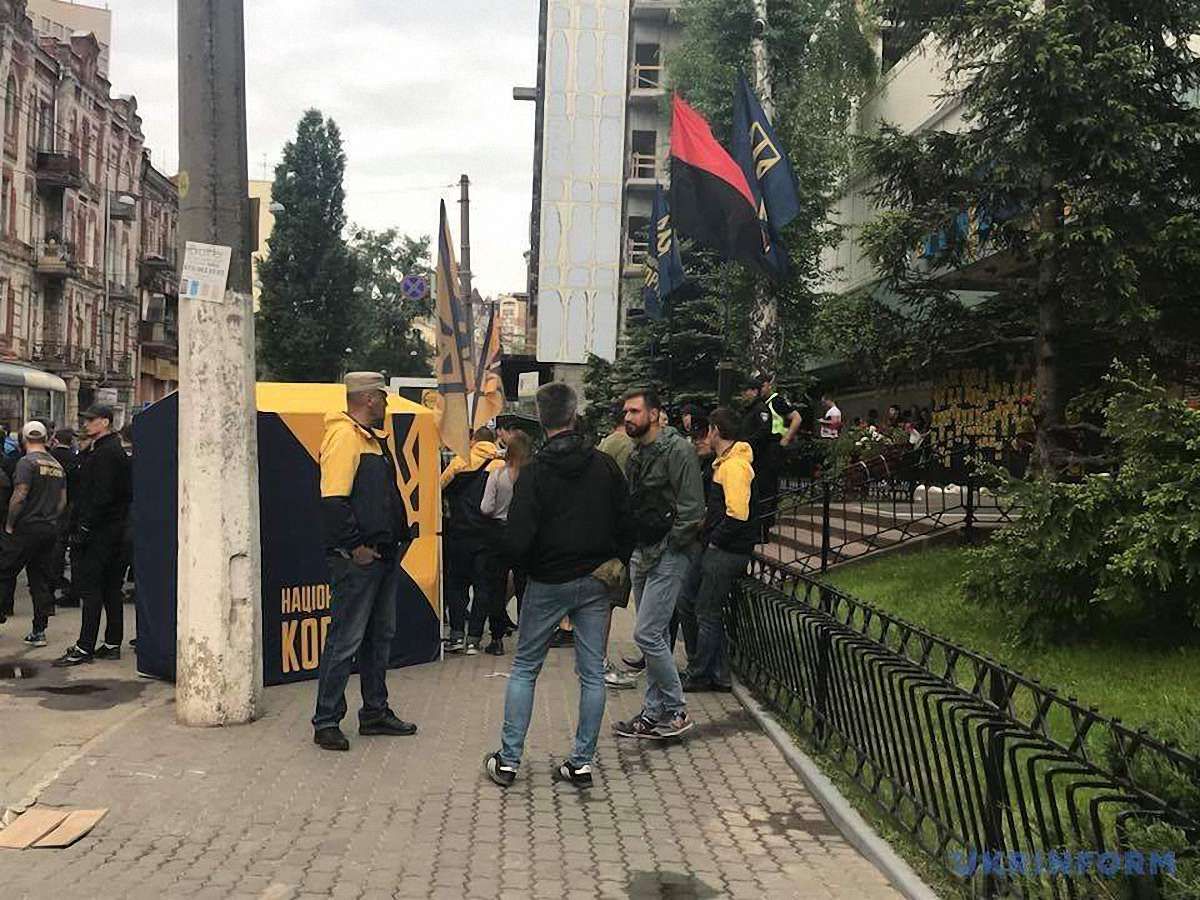 «Нацкорпус» і «Нацдружини» заблокували будівлю телеканалу «Інтер»