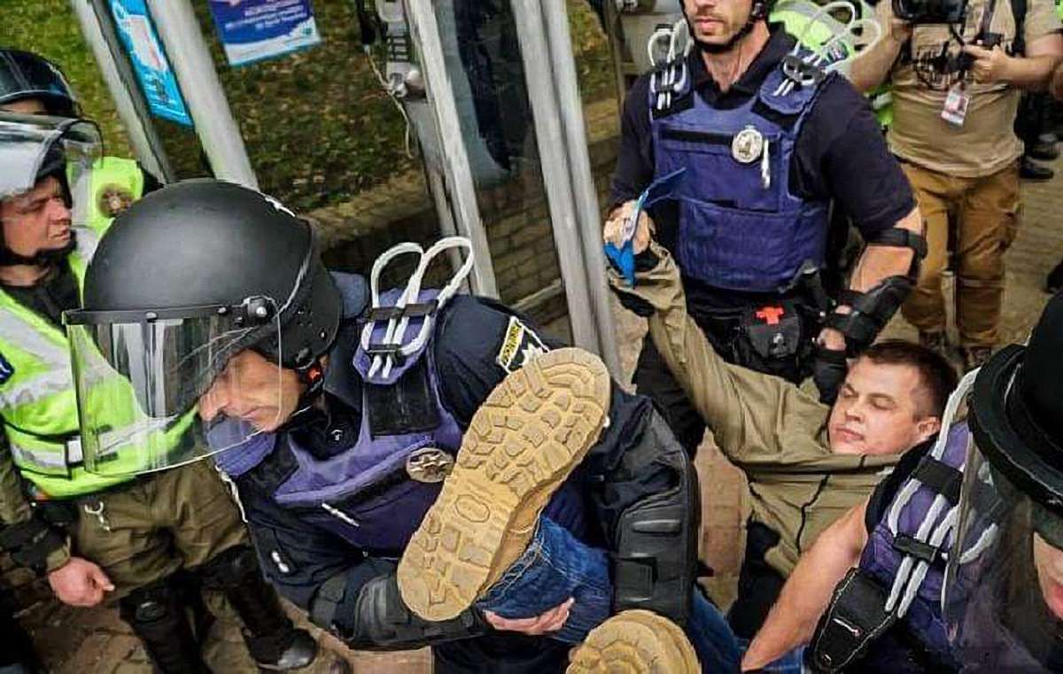 В Києві на акціях до Дня перемоги сталися сутички