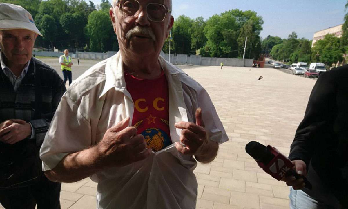 Львівська поліція затримала 80-річного пенсіонера у футболці з комуністичною символікою