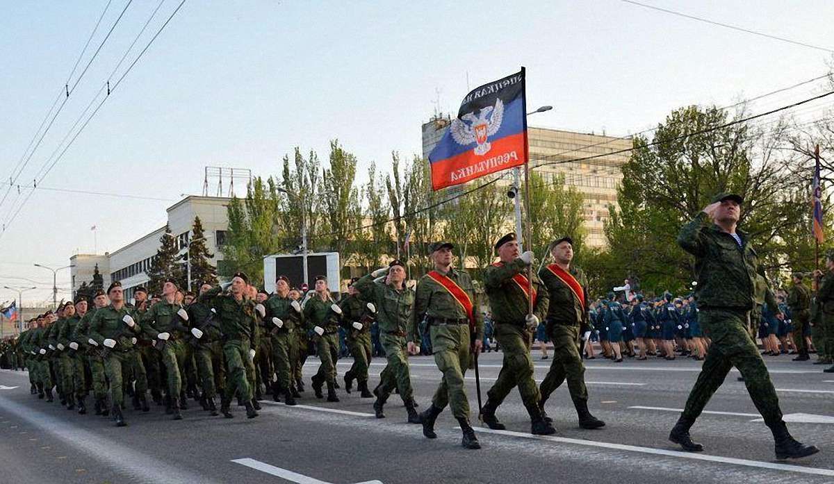 Турчинов обіцяв запровадити санкції проти ЗМІ, які транслювали парад з окупованого Донецька