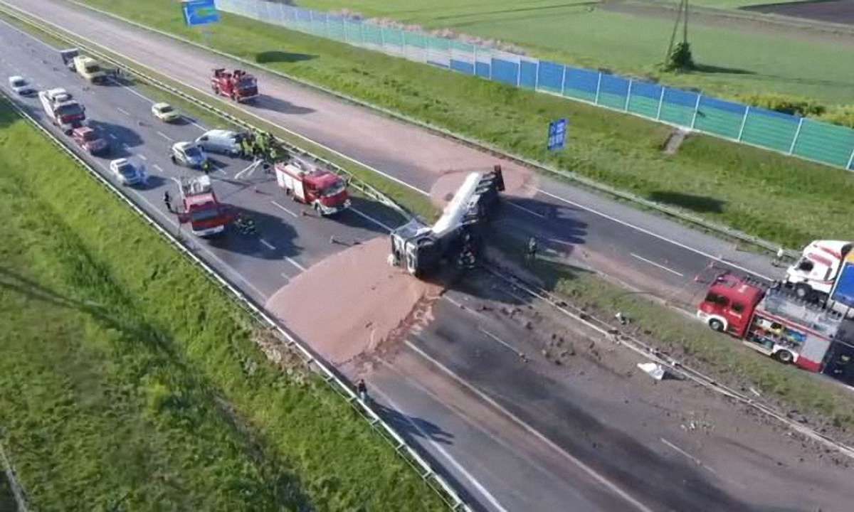 У Польщі під час ДТП на дорогу вилилося 24 тонни рідкого шоколаду