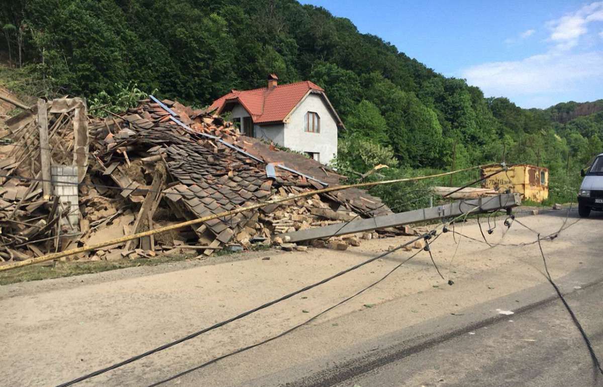 Зсув ґрунту на недіючому кар'єрі біля Мукачево зруйнував три будинки