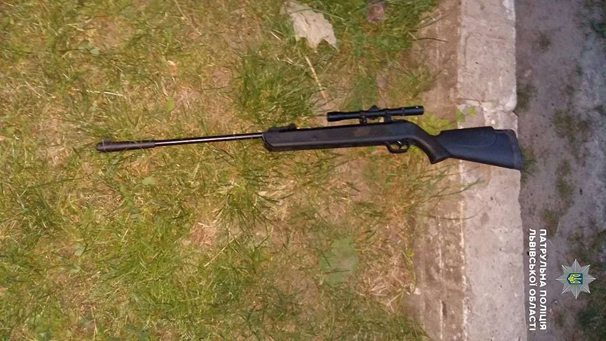 У Львові четверо чоловіків влаштували між будинками стрілянину по мішенях