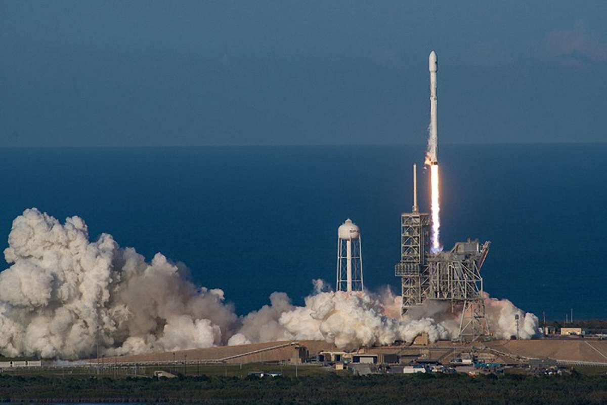 SpaceX успішно запустила модернізовану ракету Falcon 9 з модулем для пілотів
