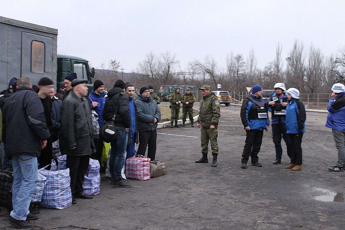 Звільненим з полону російських бойовиків одноразово виплатять по ₴100 тис.