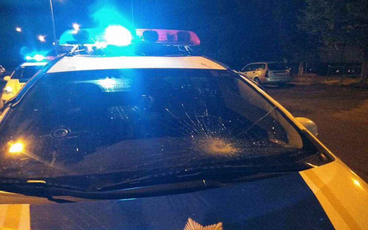 Вночі 23-річний львів'янин кинувся на поліцейський автомобіль