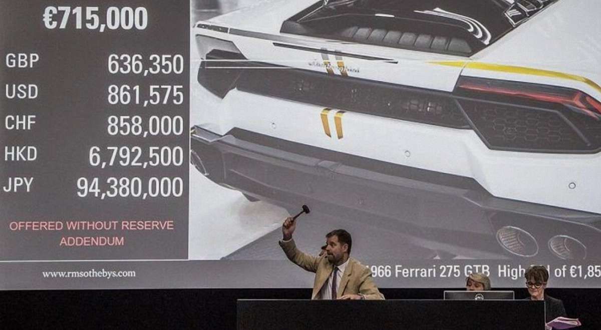Папа Франциск продав на аукціоні Sotheby's свій Lamborghini Huracan за €715 тис.
