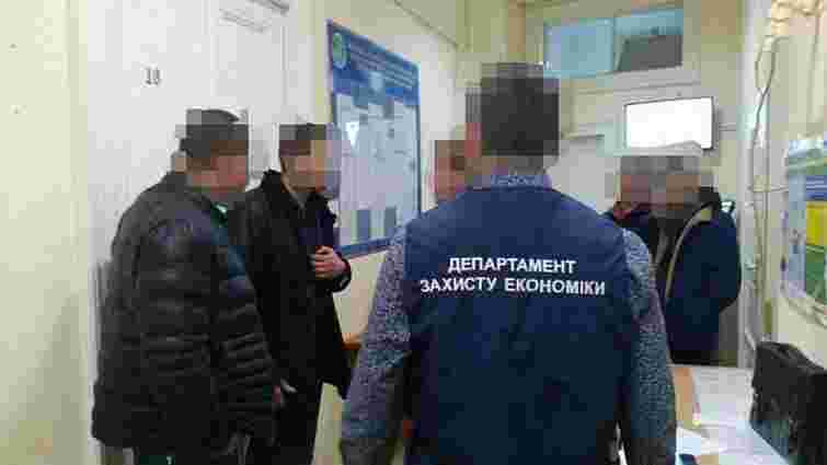 Львівський суд оштрафував на ₴12 тис. працівника ДМС, що вимагав хабарі за біометричні паспорти