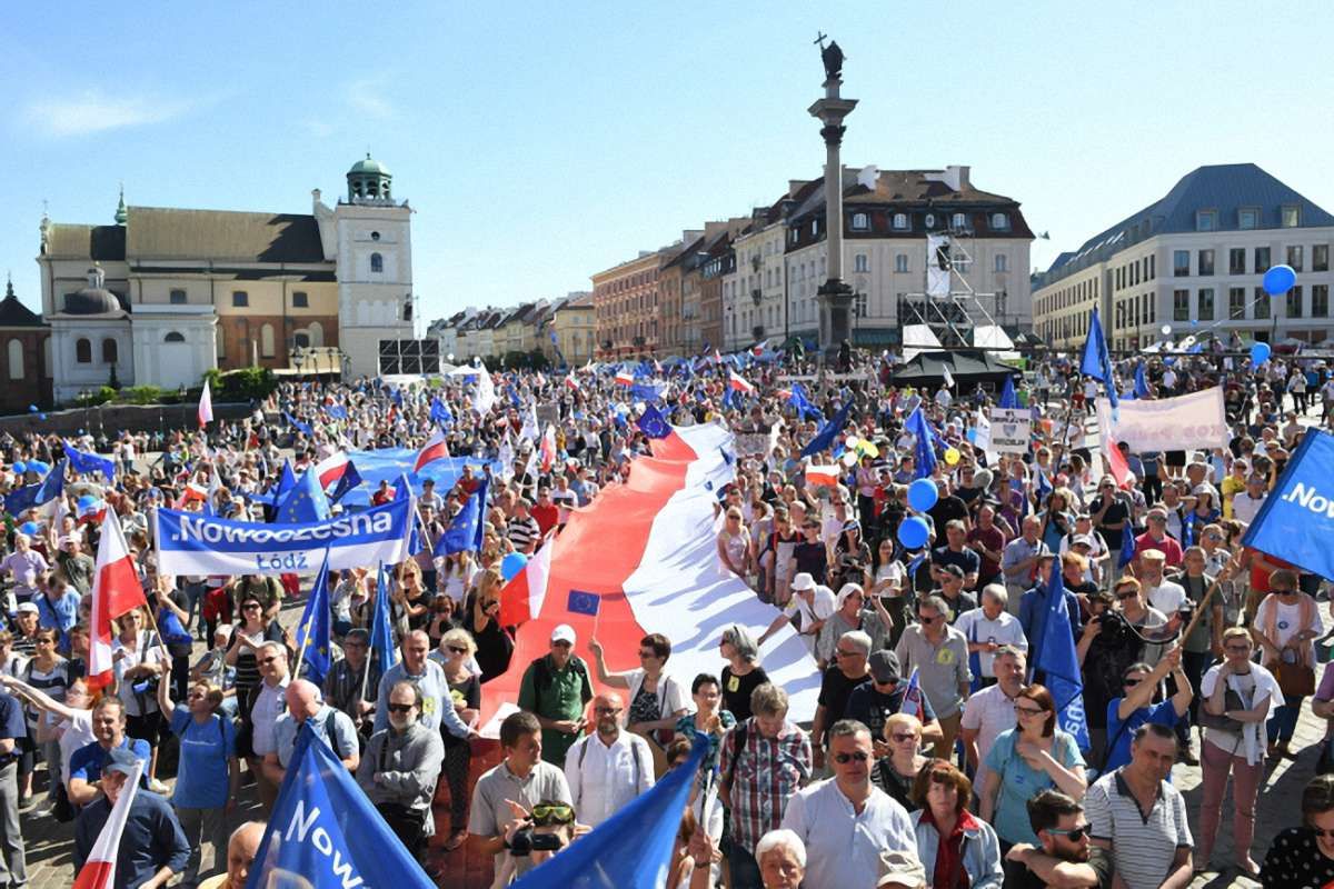 У Варшаві тисячі людей протестували проти політики уряду