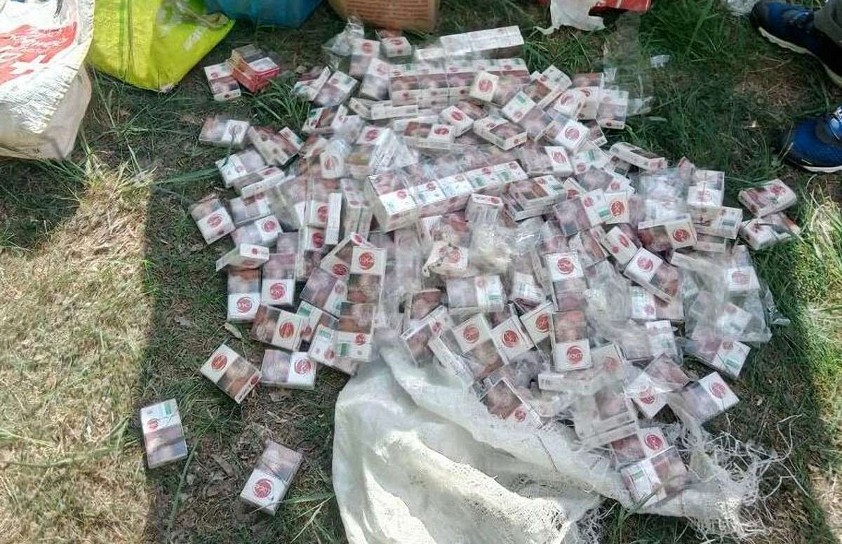 З вікна поїзда на Житомирщині викинули 800 пачок сигарет білоруського виробництва