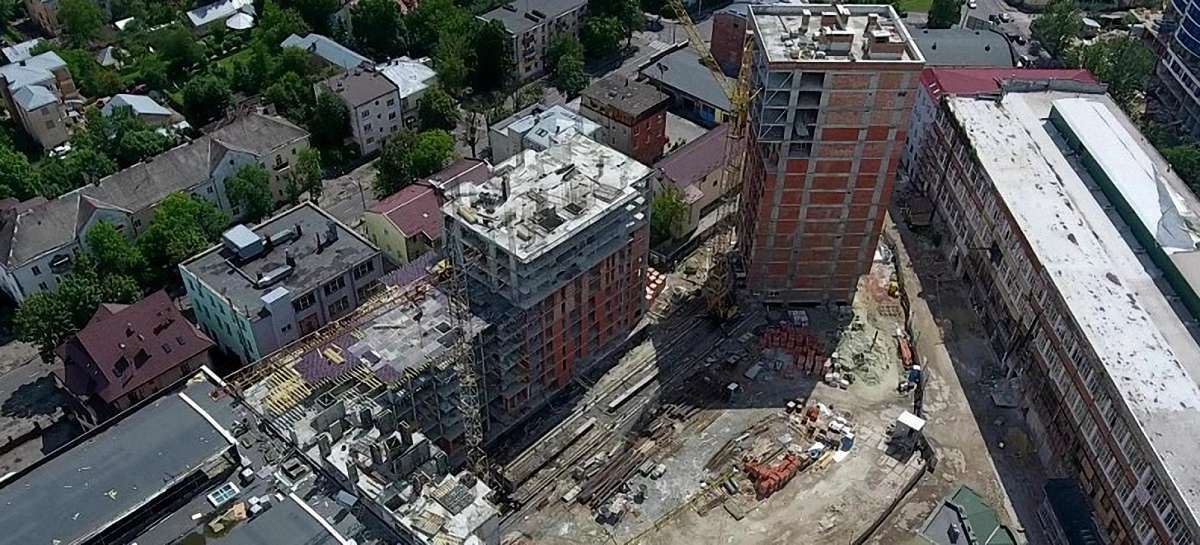 На будмайданчику у Львові на будівельника впав металевий щит