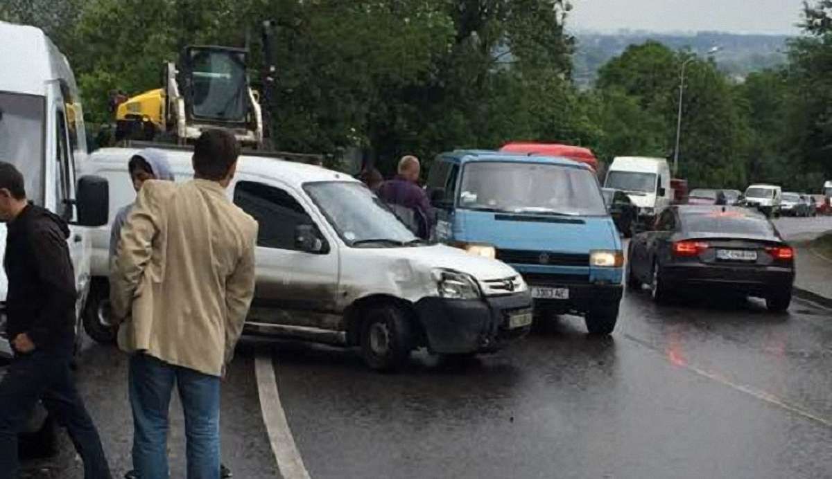 У Львові сталась масштабна ДТП за участі семи автомобілів