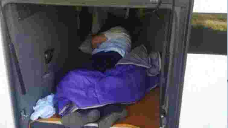 На Закарпатті прикордонники виявили в туристичному автобусі водія без документів