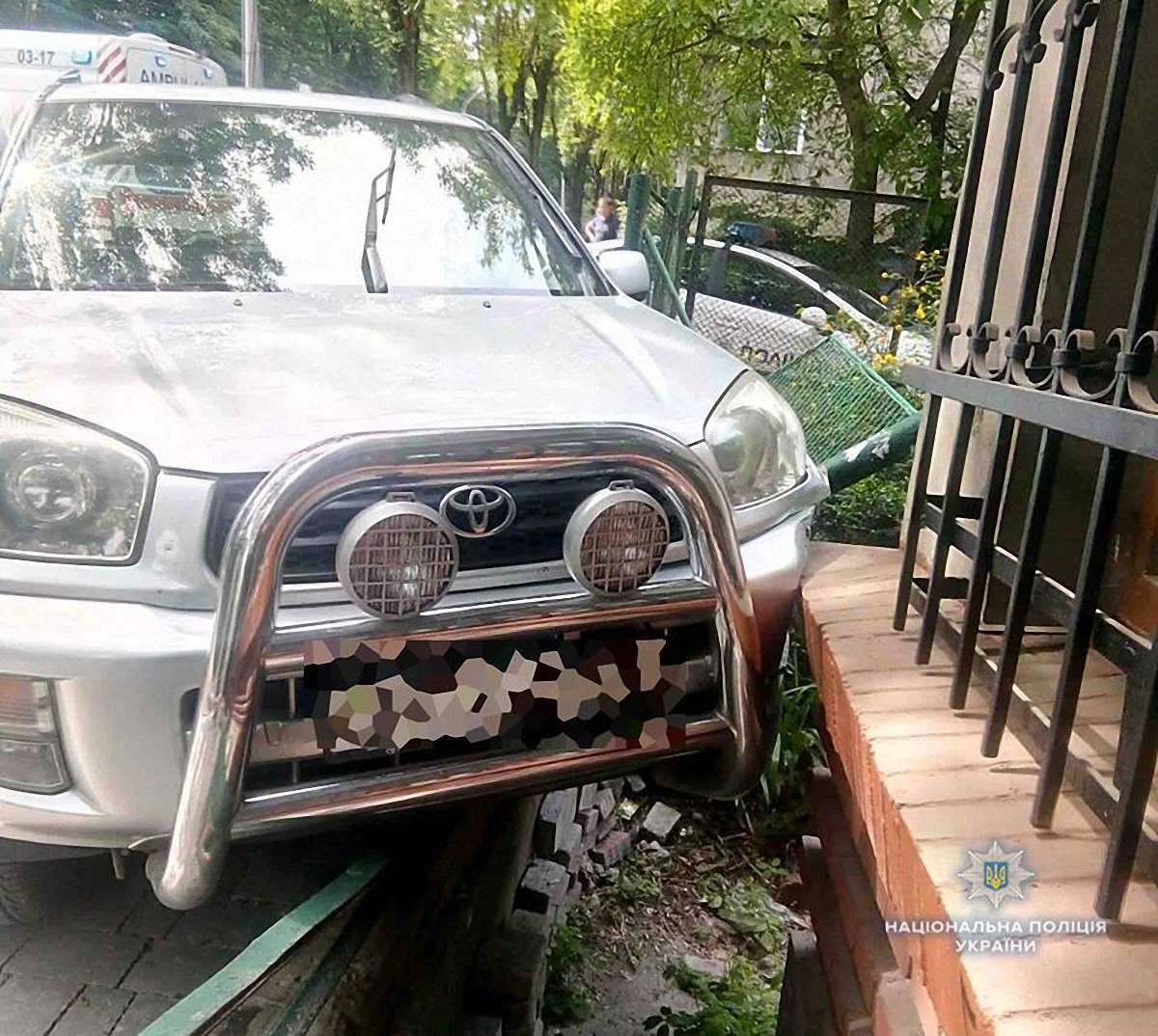 Через погане самопочуття водійки автомобіль в'їхав у будинок у Львові