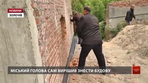 Міський голова взявся особисто зносити незаконну забудову в центрі Золочева