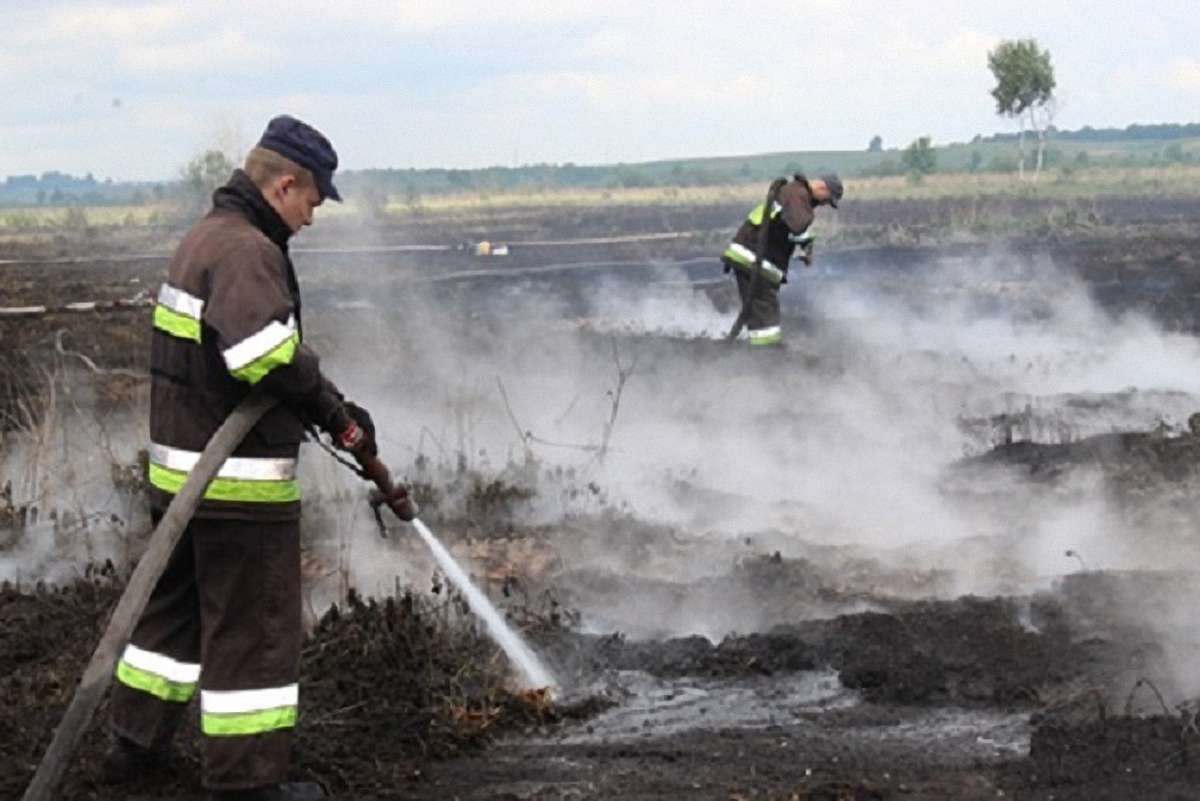 Рятувальники понад дві доби гасили пожежу 15 гектарів торфу на Жовківщині