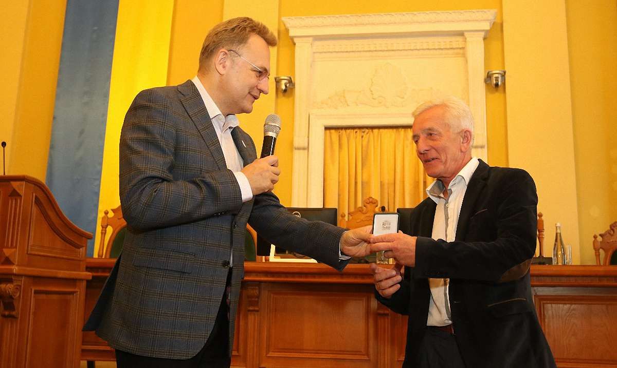 Мер Львова нагородив водія автобуса 3А, який врятував пасажирку