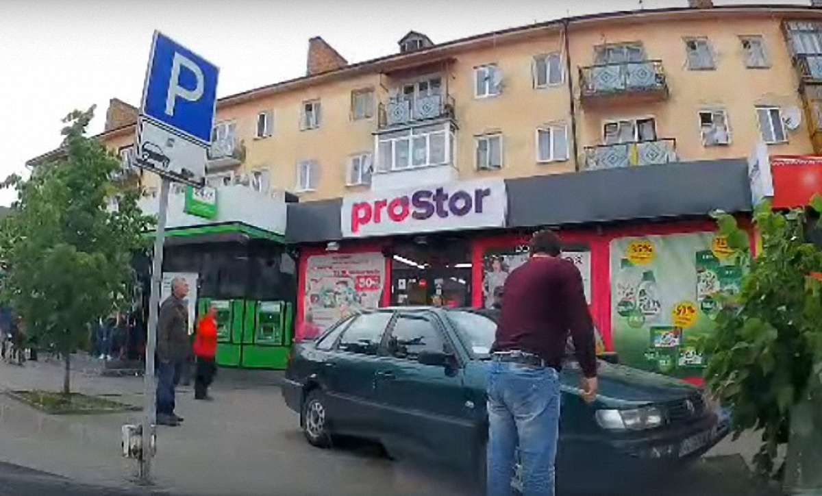 У Луцьку 5-річна дитина на автівці збила людину і в'їхала у дерево