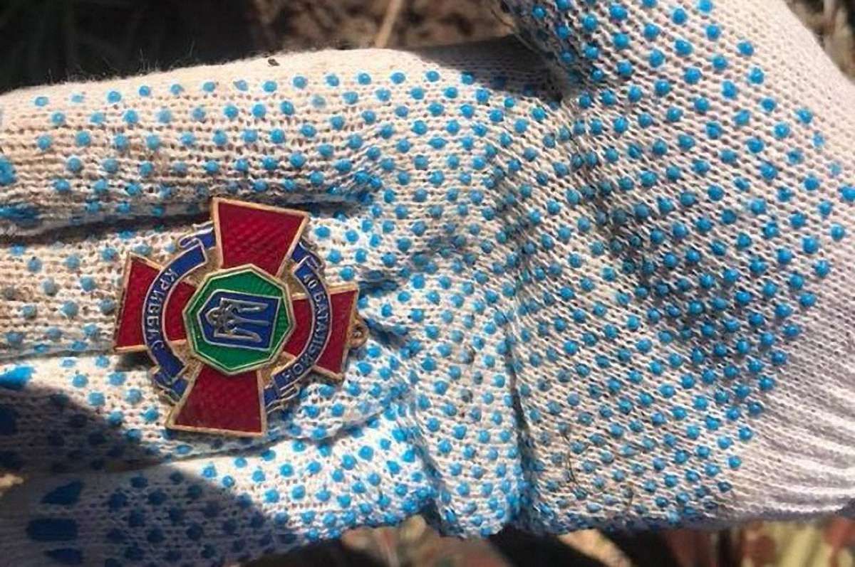 На скотомогильнику поблизу Дніпра знайшли десятки мішків з речами загиблих на Донбасі вояків