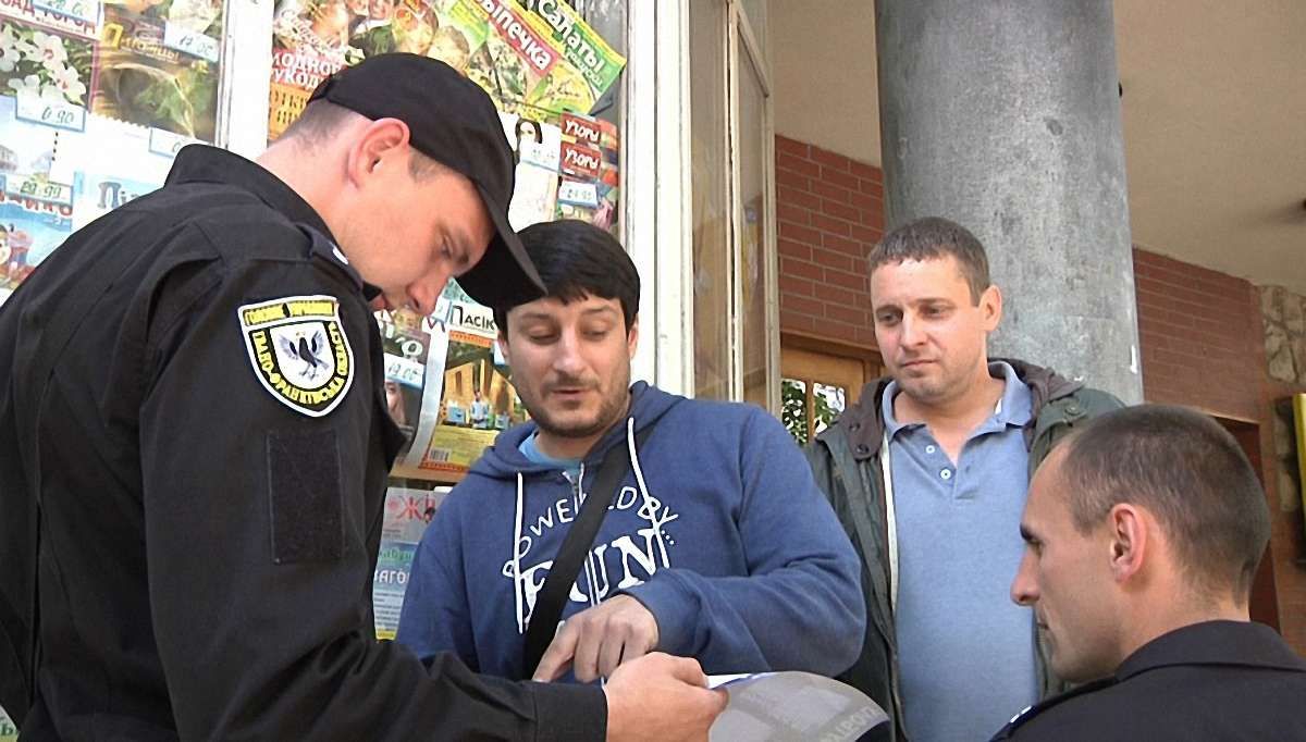 В Івано-Франківську «Укрпошта» продавала плакати до ЧС-2018 з «російським» Кримом