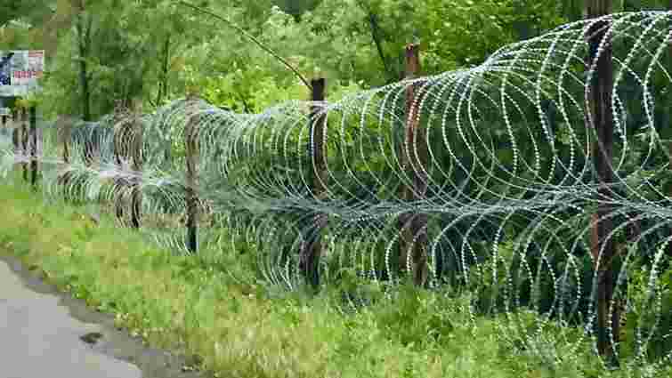 На кордоні з Румунією спорудили додатковий паркан з колючого дроту проти контрабандистів