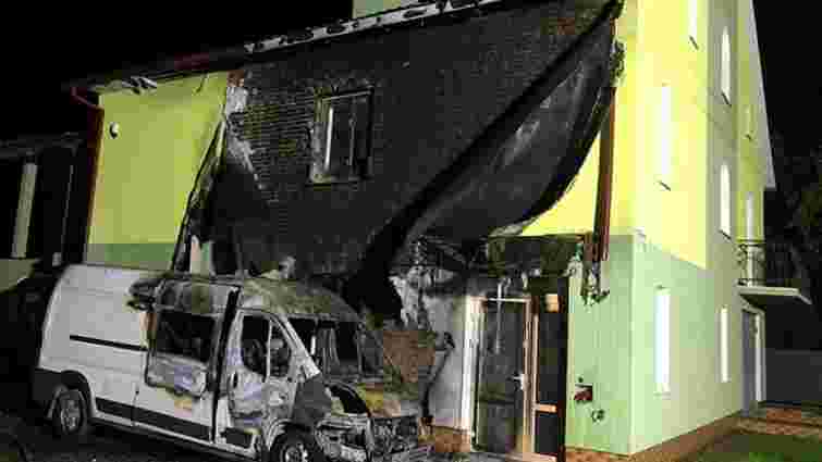 Унаслідок пожежі у Самборі згорів мікроавтобус та частина житлового будинку