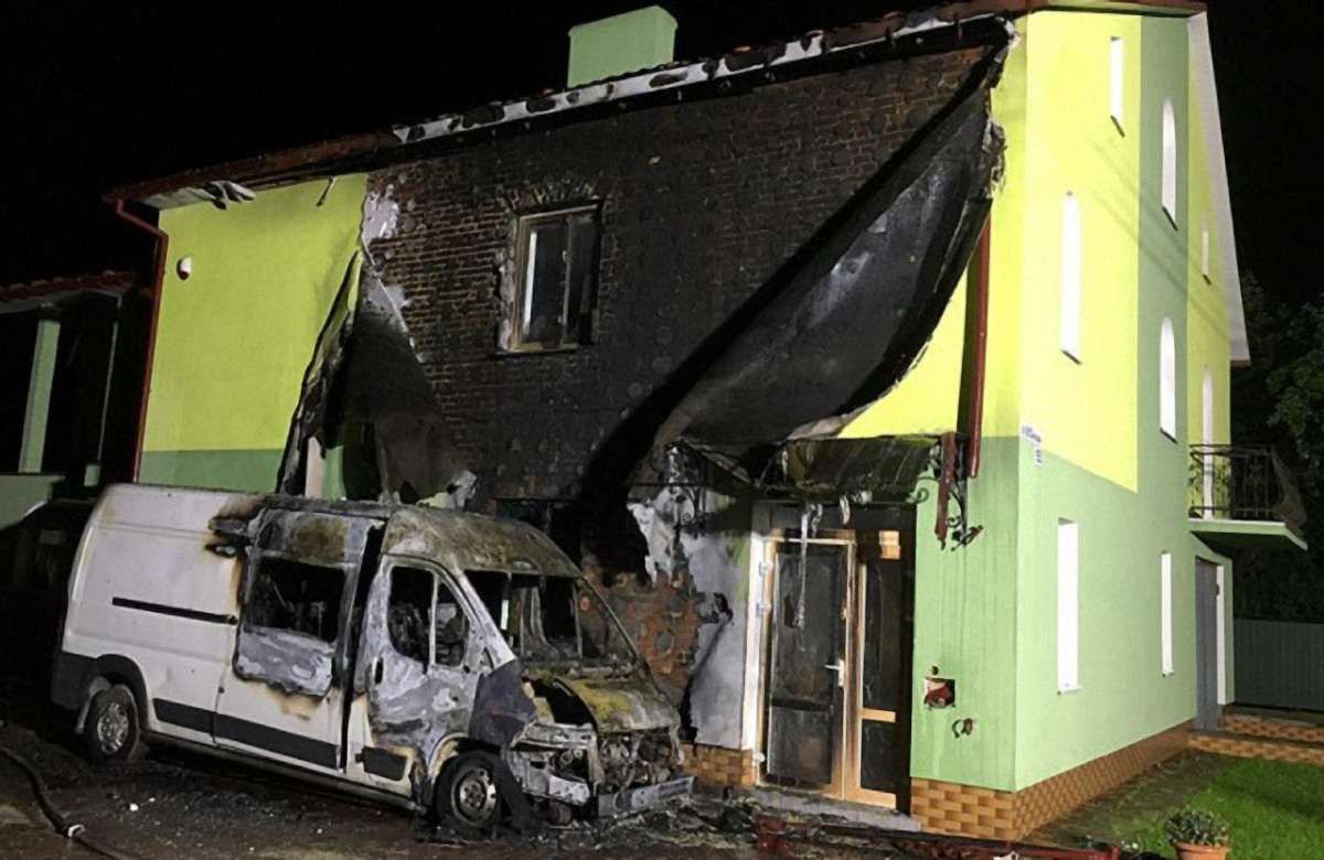 Унаслідок пожежі у Самборі згорів мікроавтобус та частина житлового будинку