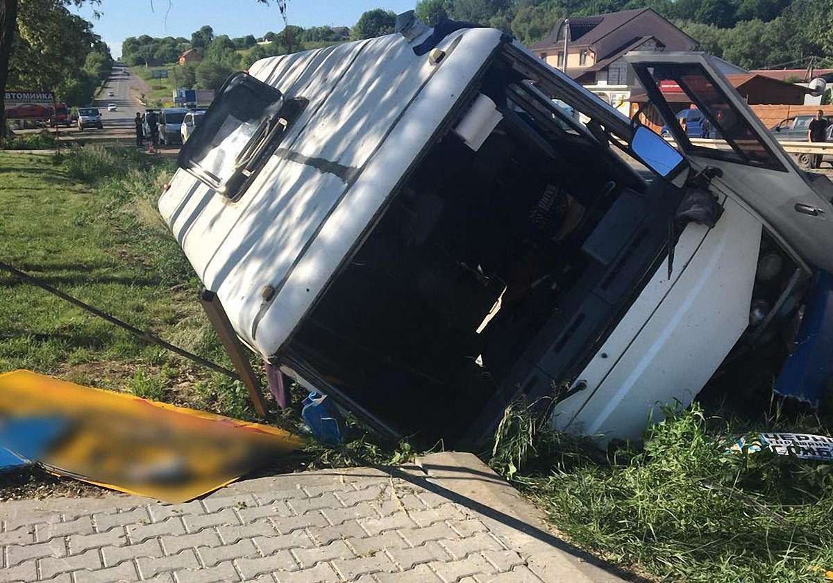 На Буковині внаслідок ДТП травмувалися шестеро пасажирів рейсового автобуса