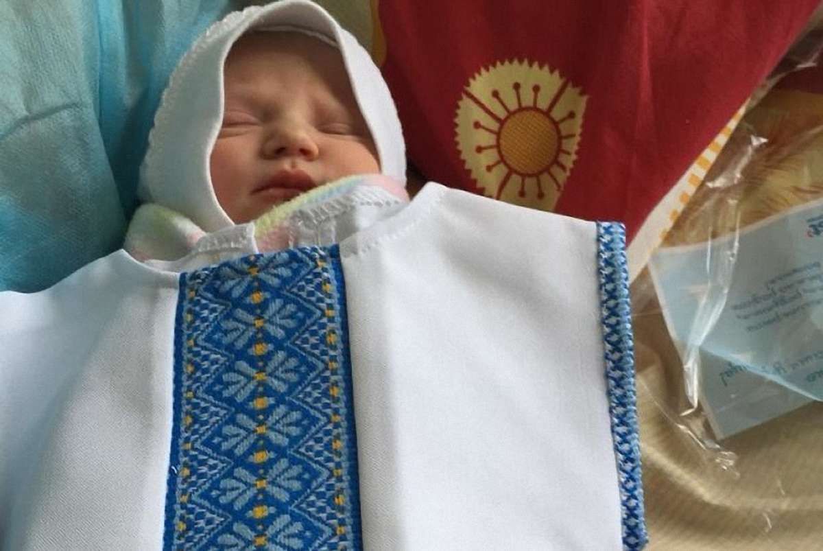 У львівському пологовому будинку №1 новонародженим подарували вишиванки