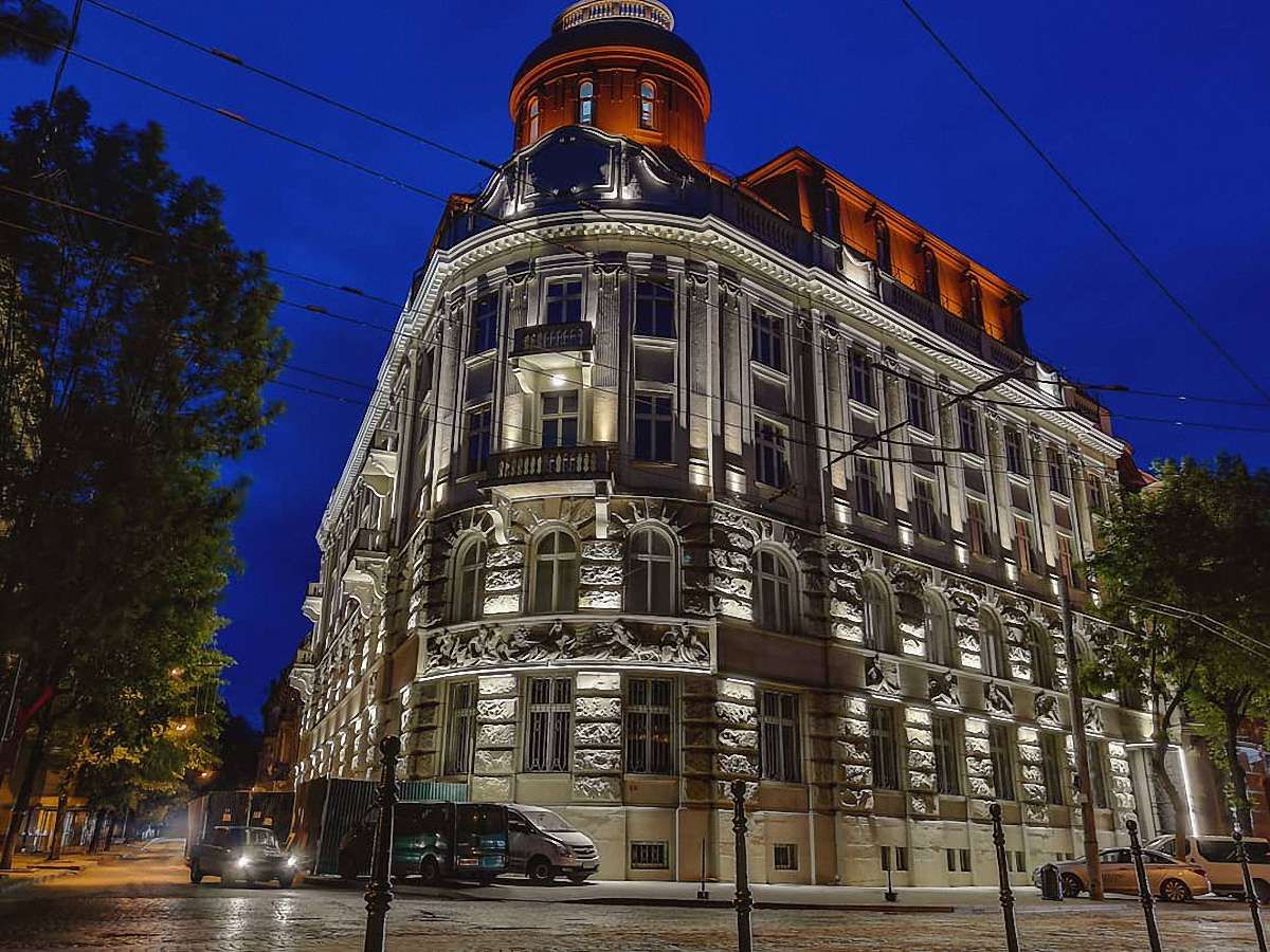 Елітний готель із броньованими дверима
