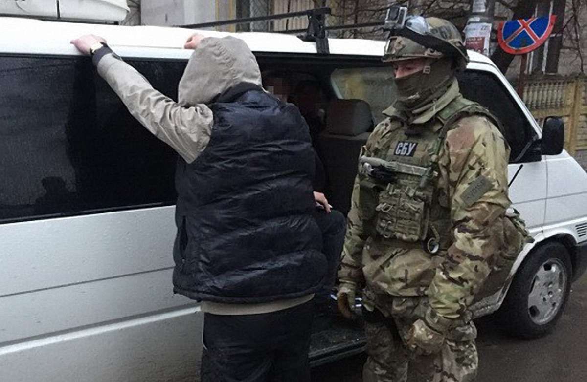 У Рівному викрили злочинців, які видавали себе за військовослужбовців ЗСУ і продавали наркотики