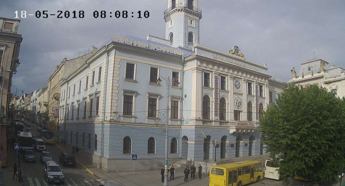 У Чернівцях понад 100 водіїв маршруток пікетують мерію з вимогою підвищити тарифи