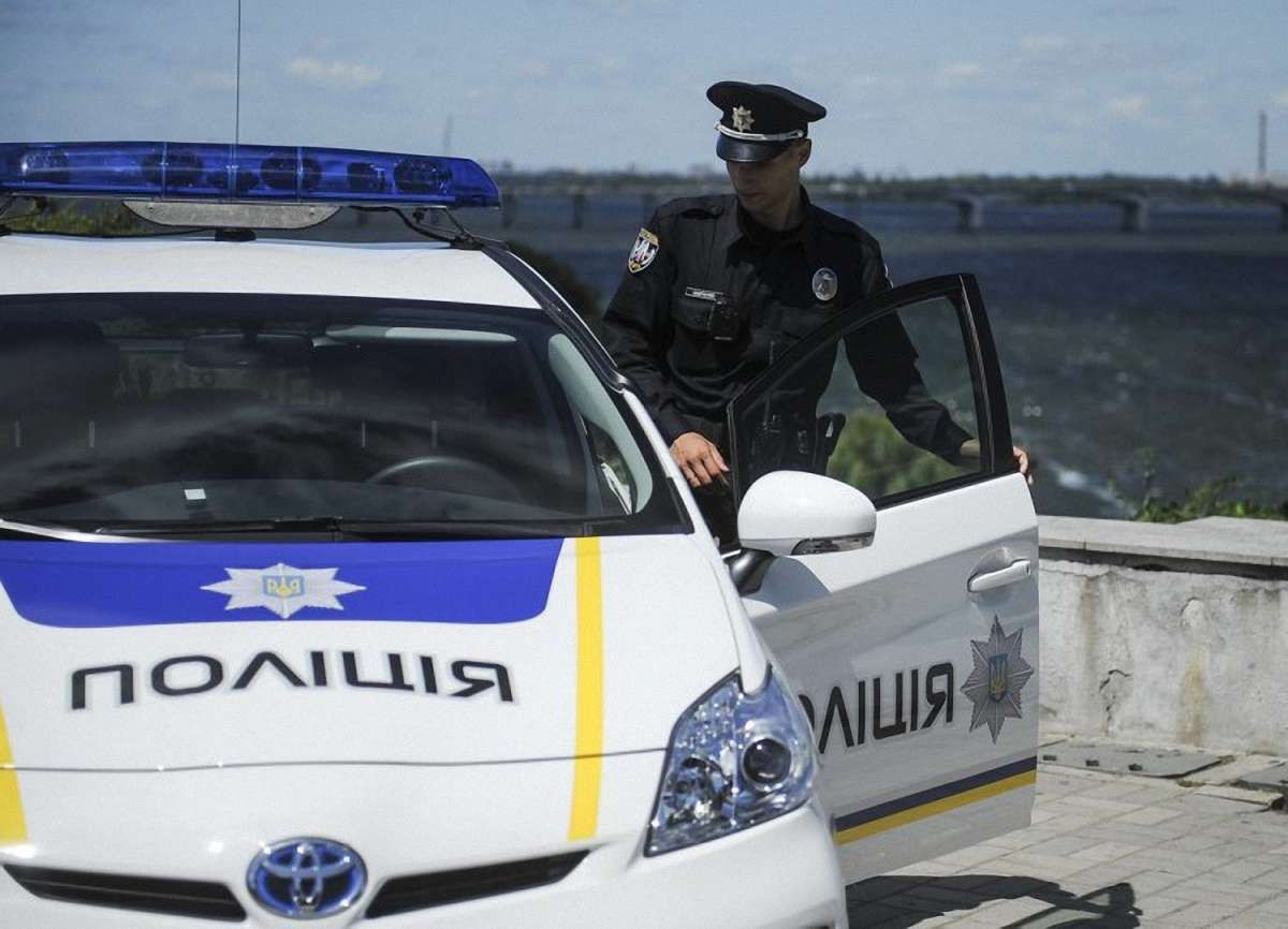 На трасі Львів-Краковець зупинили п’яного водія, який їхав з увімкненими проблисковими маячками