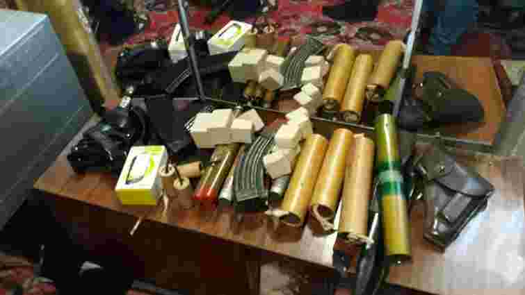 У військового прапорщика-пенсіонера на Прикарпатті знайшли великий арсенал зброї