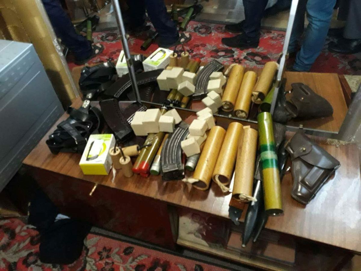 У військового прапорщика-пенсіонера на Прикарпатті знайшли великий арсенал зброї