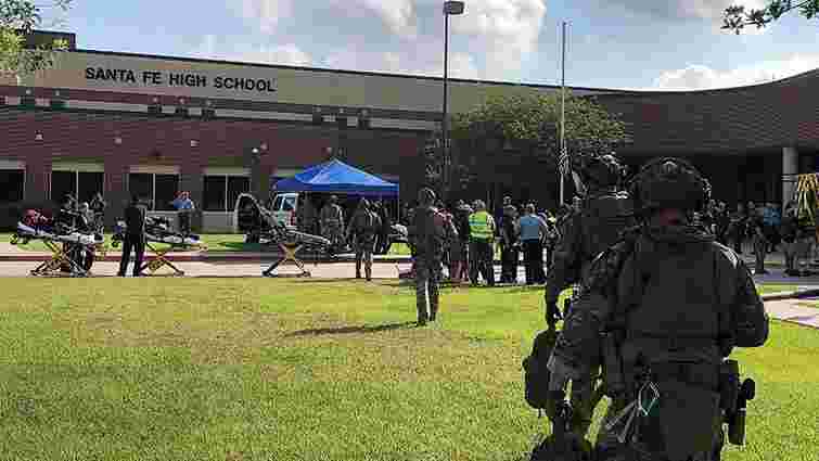 У Техасі невідомий відкрив стрілянину в середній школі: загинули 10 осіб