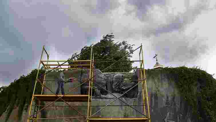 У Києві відновили фрагмент пам'ятника «Стіна Пам'яті», залитого бетоном у 1982 році